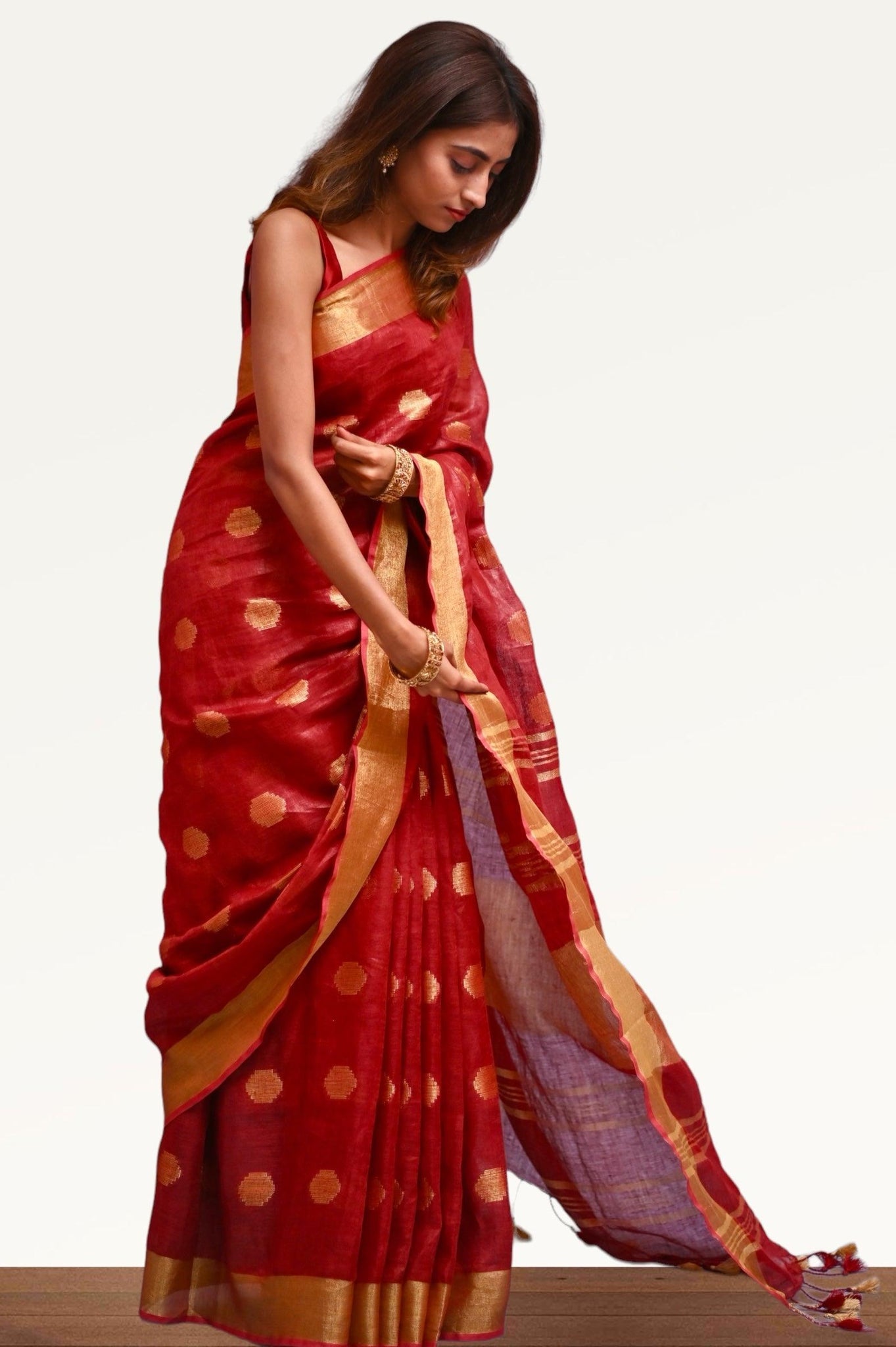 The Timeless Allure of the Maroon Pure Linen Saree: Grace, Comfort, and Style